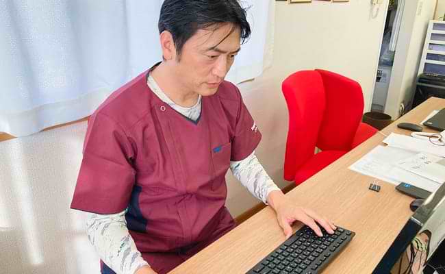 男性がPCを操作している写真