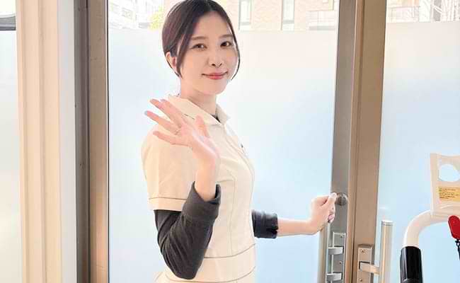 女性が退勤しようとしている様子